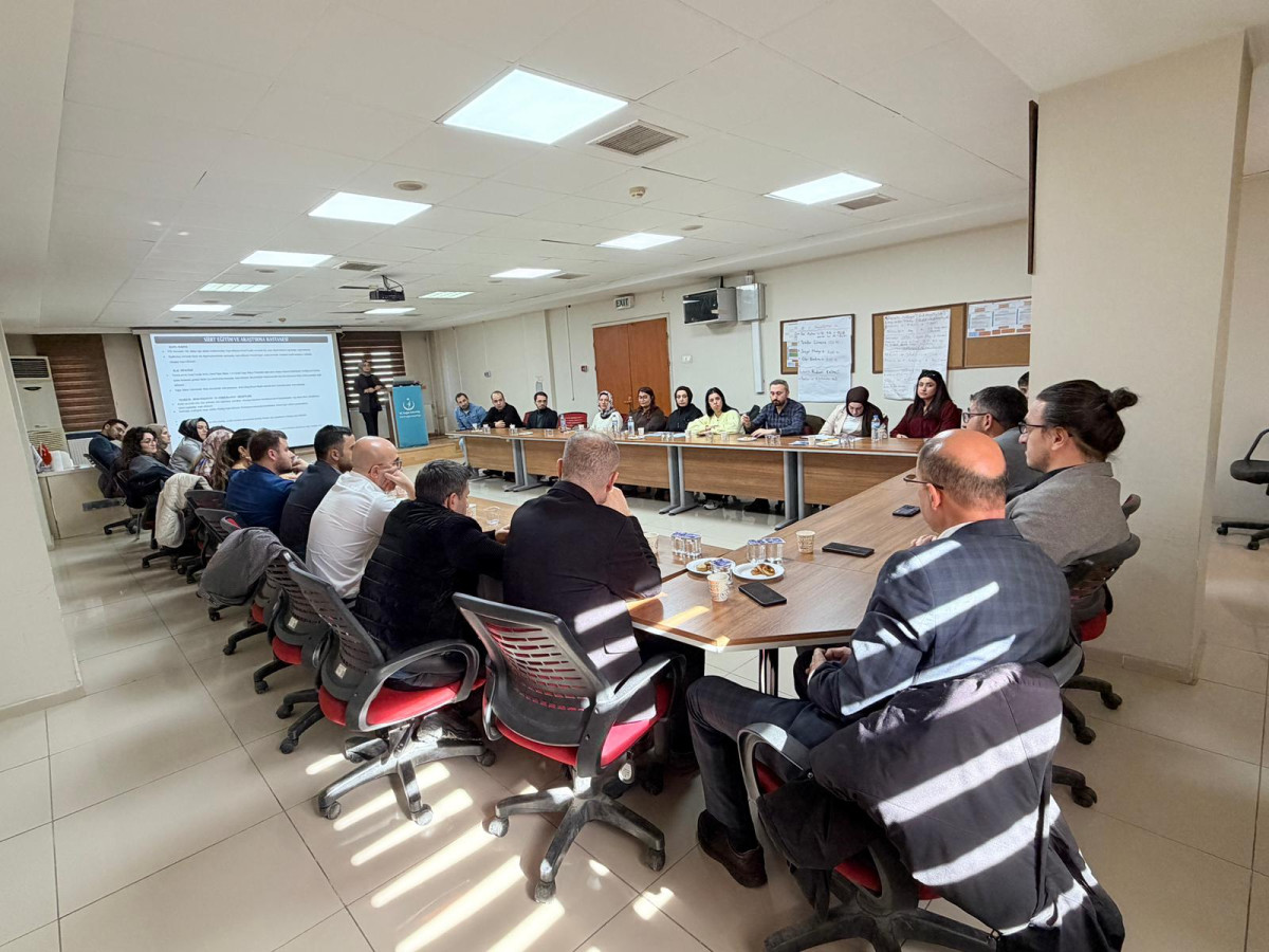 Siirt İl Sağlık Müdürü Uzm. Dr. Besim HACIOĞLU başkanlığında Sağlıkta Kalite Standartları (SKS) toplantısı gerçekleştirildi.