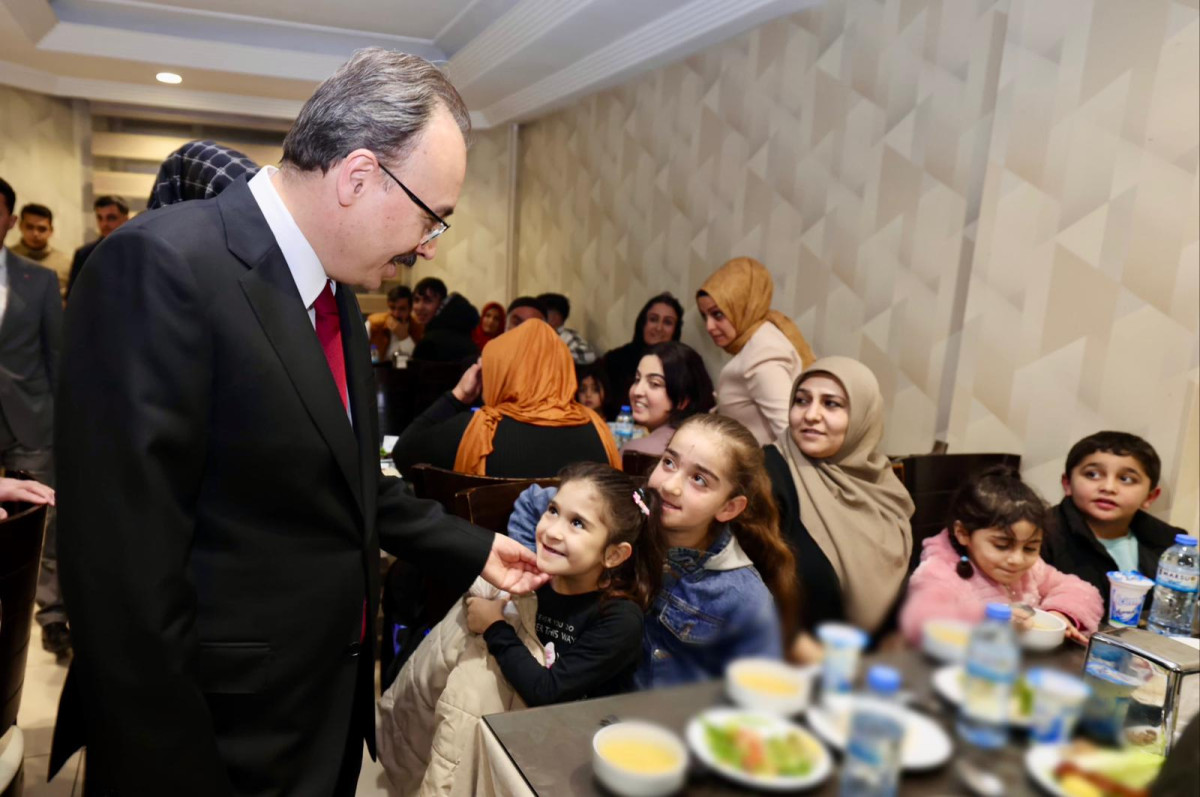 Siirt’te Roman vatandaşlar Siirt Valiliğinin ev sahipliğinde düzenlenen iftar programında ağırlandı. 
