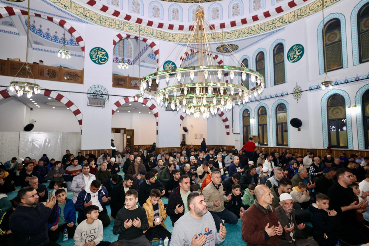 VALİ KIZILKAYA KADİR GECESİ’NDE VATANDAŞLARLA BİR ARAYA GELDİ