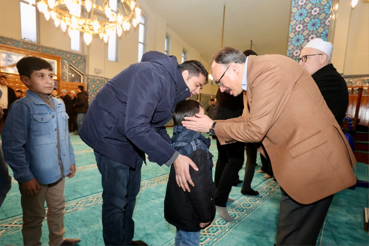 Siirt Valisi ve Belediye Başkan Vekili Dr. Kemal Kızılkaya Bayram Namazı’nın ardından vatandaşlarla bayramlaştı.