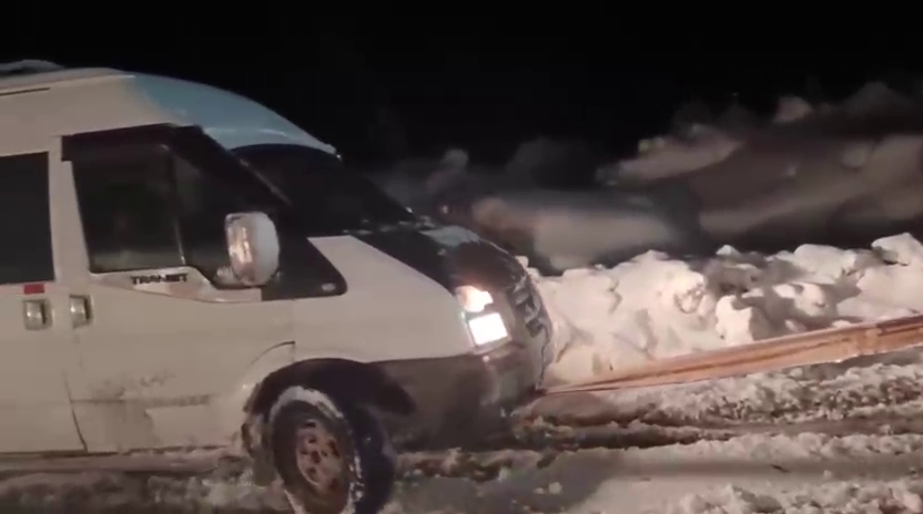 Pervari ilçesinde Çemekare mevkii ile Kaymakam Çeşmesi bölgesinde kar yağışı nedeniyle yolda mahsur kalan aralarında öğretmen servisinin de bulunduğu araçlar kurtarıldı