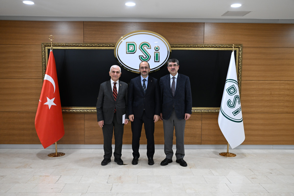 AK Parti Siirt Milletvekili Mervan Gül, kentin ulaşım, içme suyu ve tarımsal sulama alanındaki kronik sorunlarını kökten çözecek dev projelerin 2026 yılı yatırım programına alındığını bildirdi.