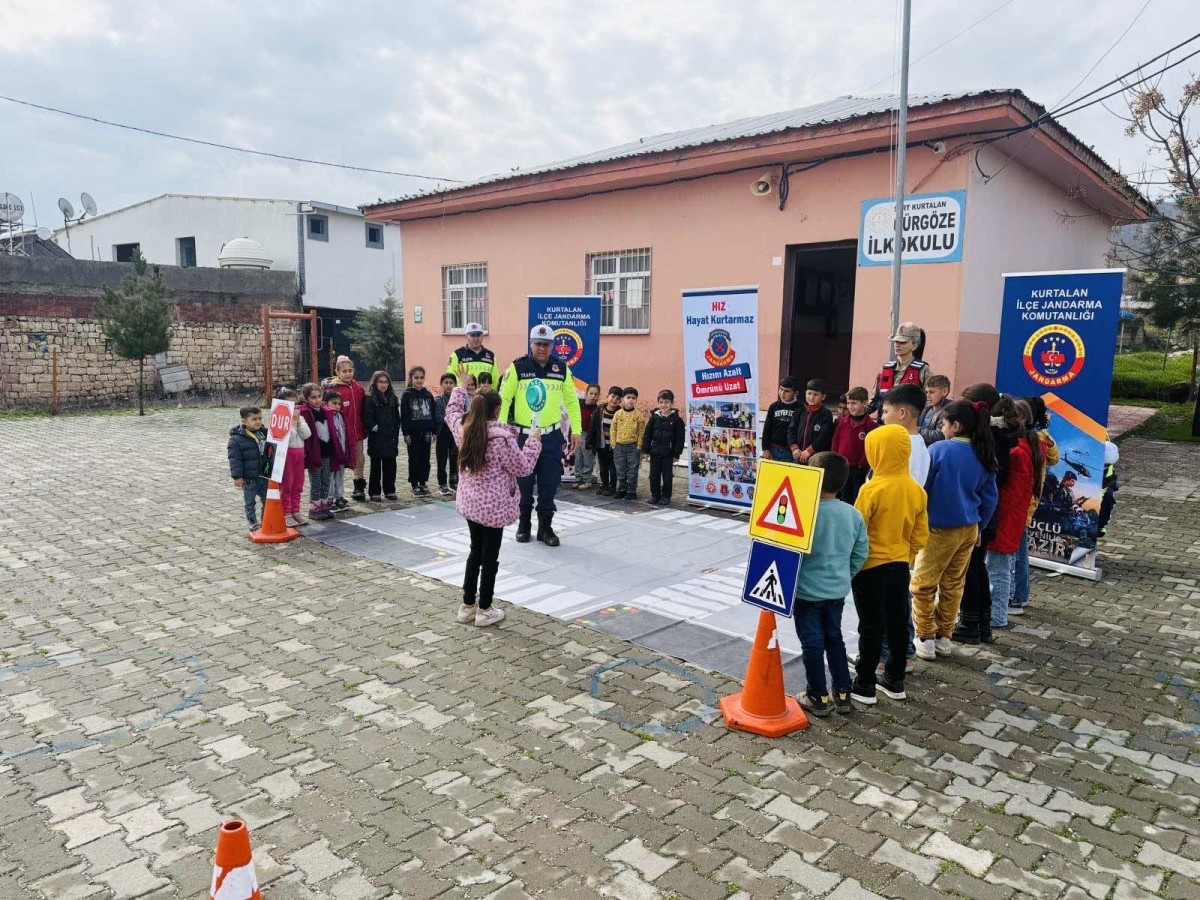 Kurtalan İlçe Jandarma Komutanlığı  Gürgöze İlkokulu öğrencilerine  Jandarmanın Tanıtımı ve Trafik Dedektifleri Projesini hakkında öğrencileri bilgilendirdi
