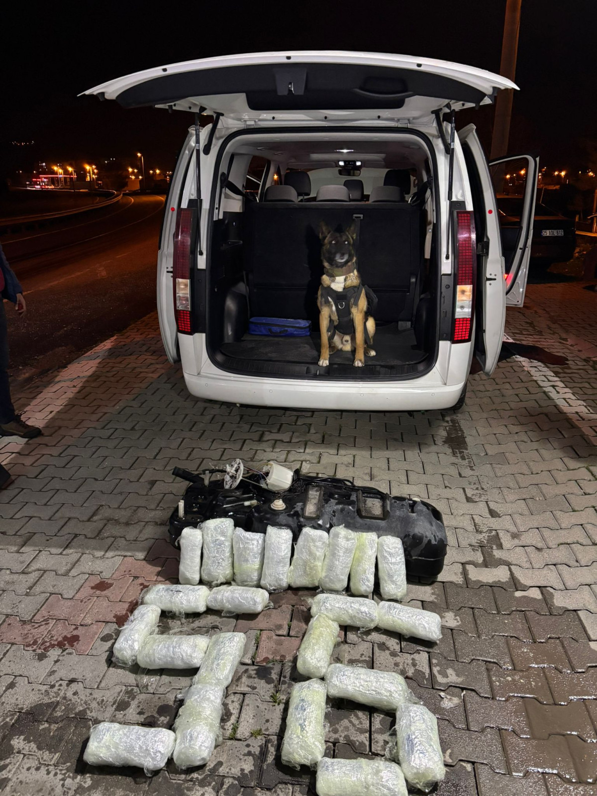 SİİRT’TE UYUŞTURUCU OPERASYONU: 9 KİLO 700 GRAM ESRAR ELE GEÇİRİLDİ