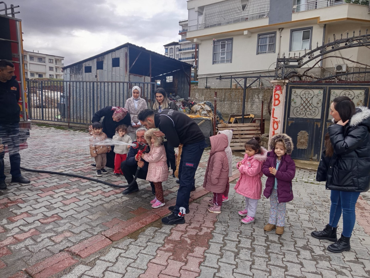 Minikler İtfaiyeci Amcalarıyla buluştu