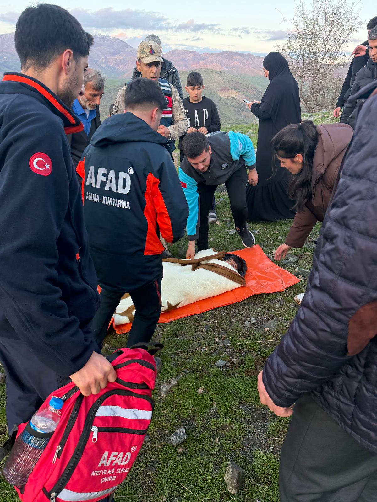 BAYKAN OBALI KÖYÜNDE KAYBOLAN 3 YAŞINDAKİ EMİN GÖKTEKİN EKİPLER TARAFINDAN BULUNDU