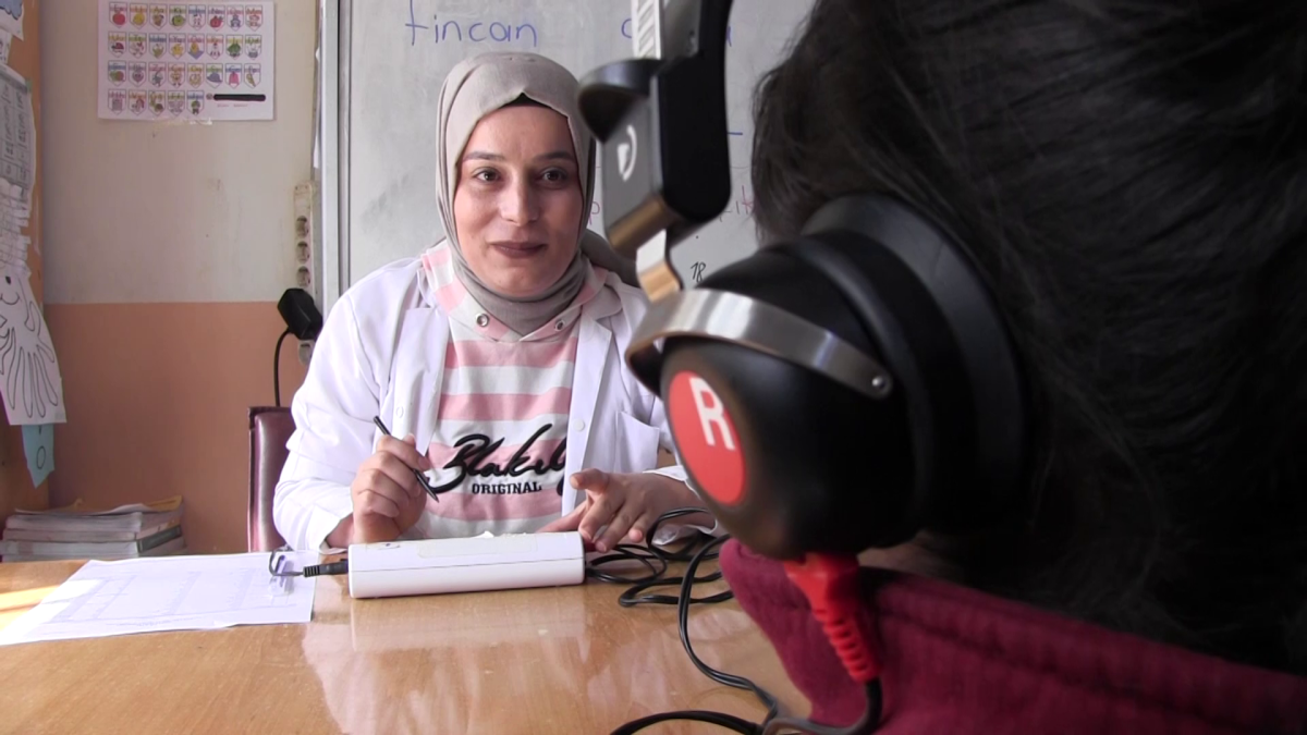 SİİRT TE PERVARİ VE ERUH İLÇE KÖYLERİNDE BİRİNCİ SINIF ÖĞRENCİLERİNE  İŞİTME TARAMASI YAPILIYOR