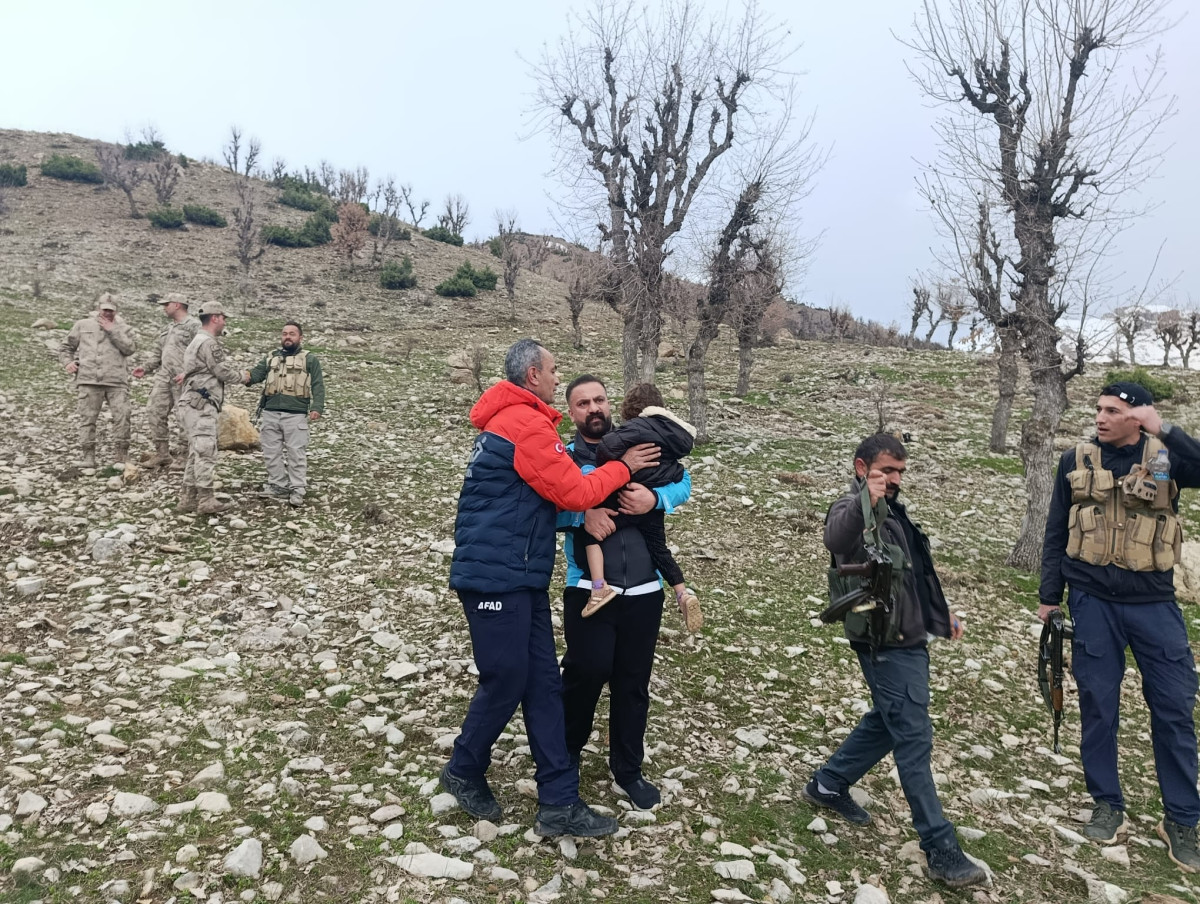 SİİRT ERUH GÖRENDORUK KÖYÜNDE KAYBOLAN 3 YAŞINDAKİ ZİKAN DARGA ADINDAKİ KIZ ÇOCUĞU KAYBOLDUĞU YERDEN 3. 5 UZAKLIKTA UMKE İLE AFAT EKİBİ TARAFINDAN BULUNDU