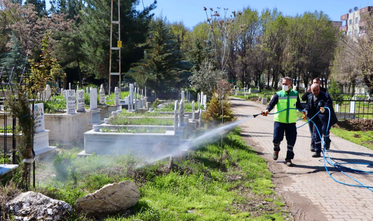 SİİRT’TE MEZARLIKLARDA BAHAR TEMİZLİĞİ BAŞLADI