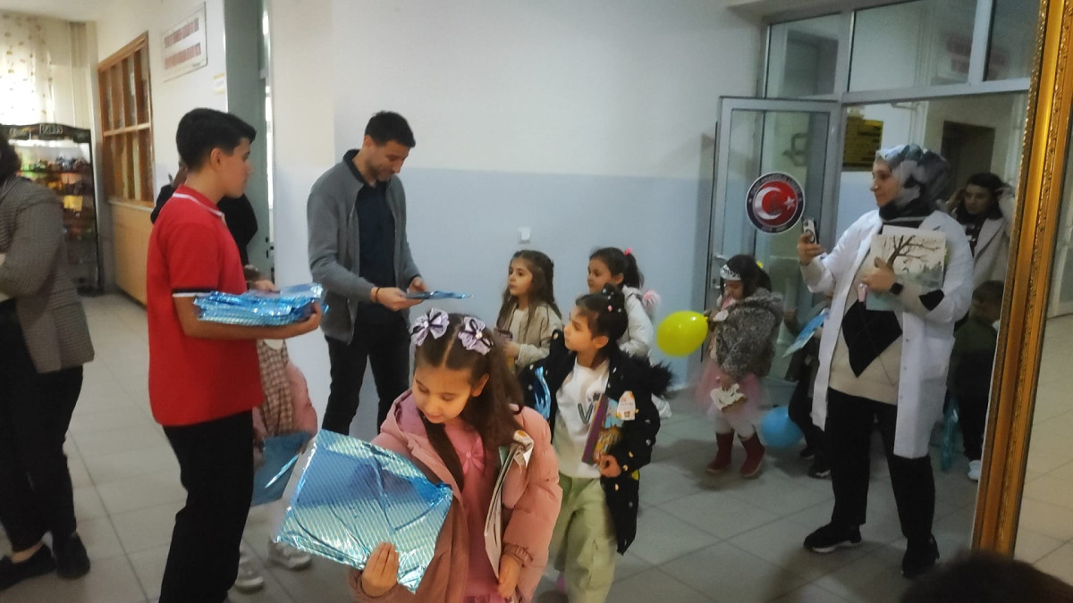 Minikler Gazi Anadolu Lisesindeki abilerini ve ablalarını ziyaret etti 