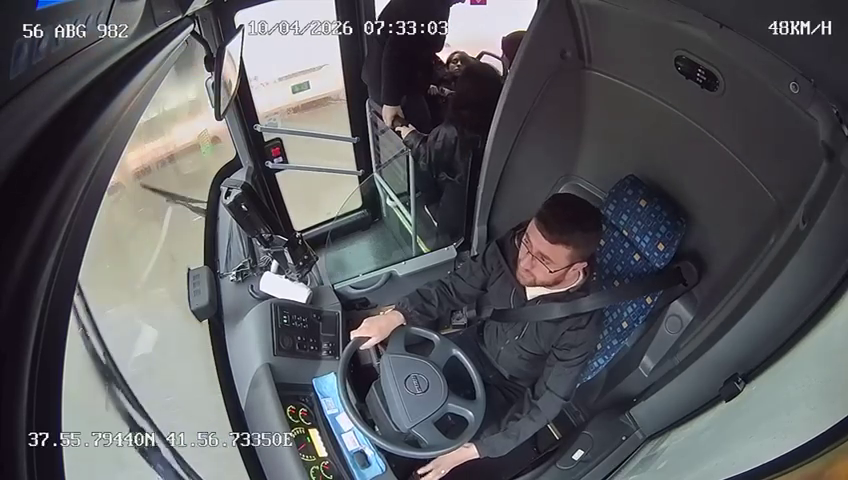 Siirt’te Otobüste Fenalaşan 16 Yaşındaki Hilal’i Şoför Hastaneye Yetiştirdi