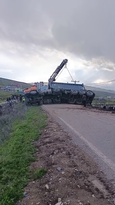 SİİRT’TE KAMYON DEVRİLDİ: UZUN ARAÇ KUYRUĞU OLUŞTU