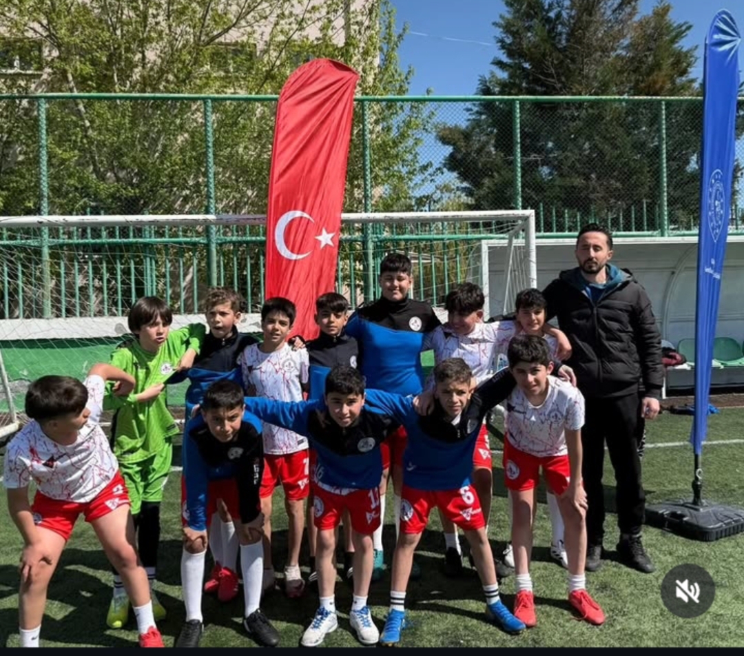 Siirt Sancaklar Ortaokulu’ndan Futbolda Büyük Başarı: Bölge Şampiyonu Oldular