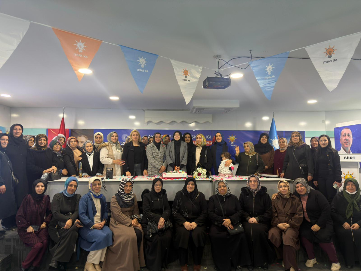 AK parti Siirt İl Kadın Kolları Başkanı av. Betül Tuğba mavi , sahadaki çalışmalarıyla vatandaşların takdirini toplamaya devam ediyor. 