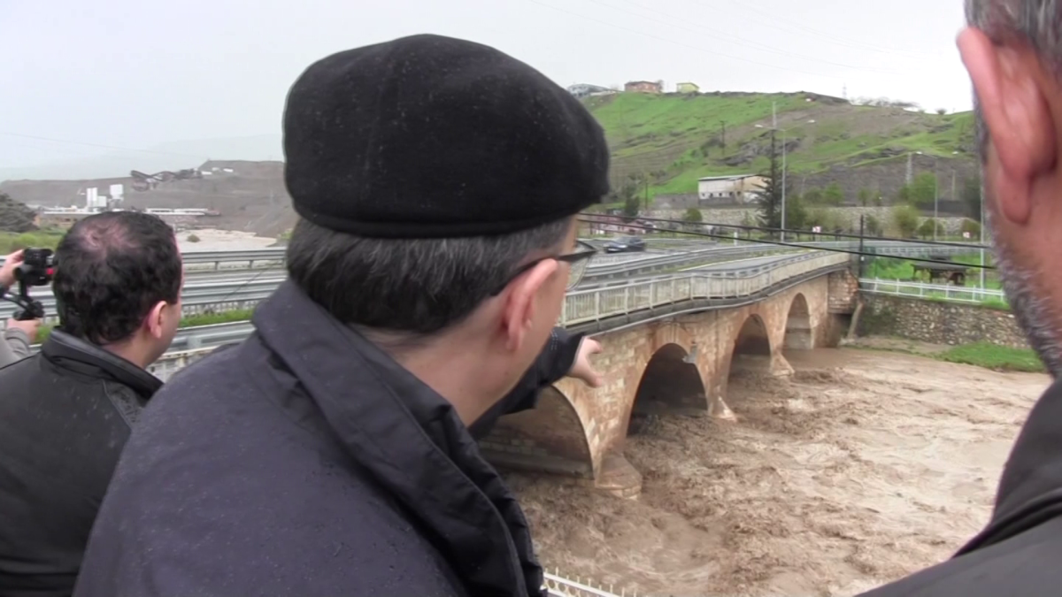 AŞIRI YAĞIŞLARDAN HASAR GÖREN KEZER KÖPRÜSÜ ULAŞIMA KAPATILDI