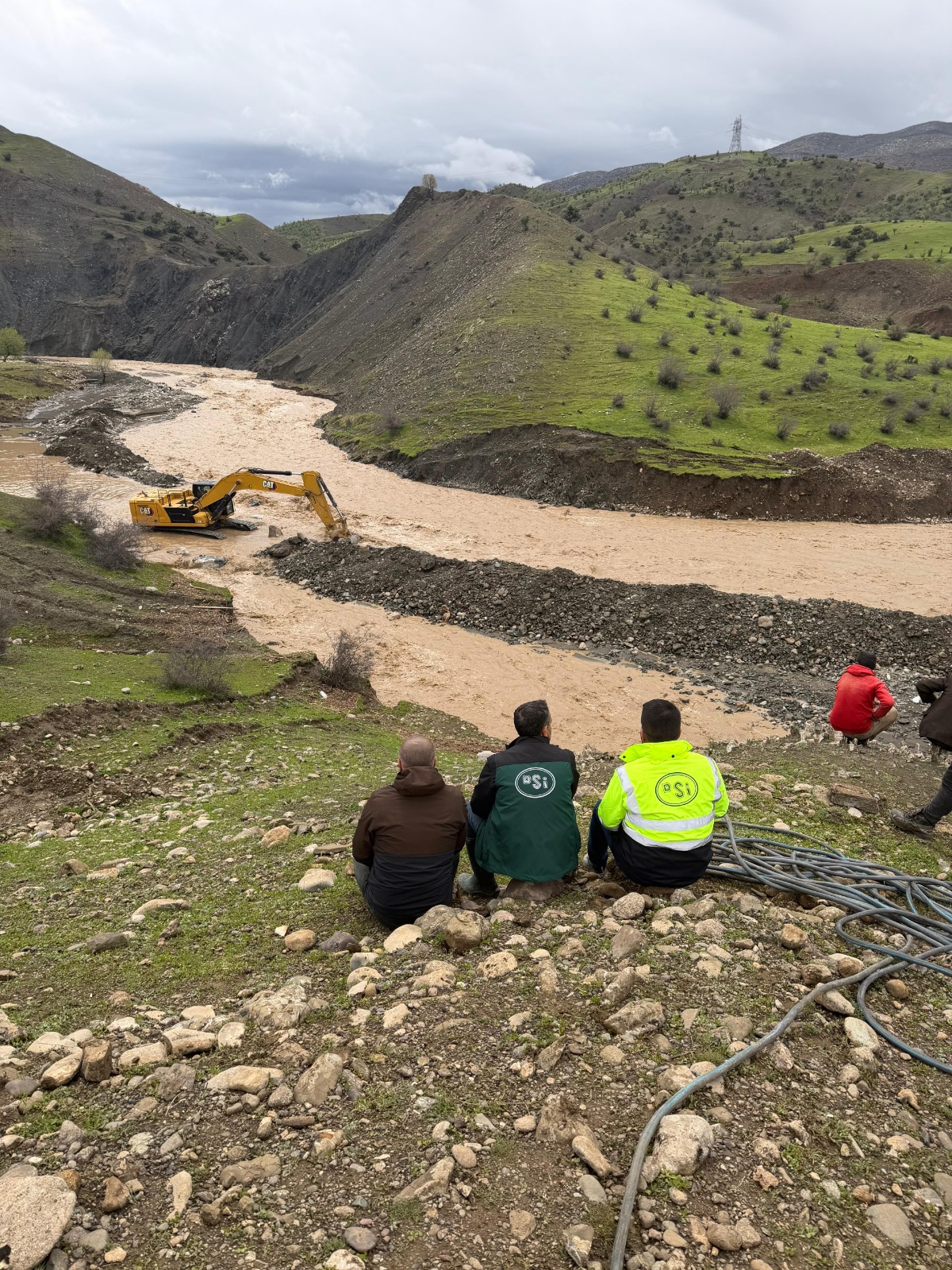 SİİRT’TE TAŞKIN RİSKİNE KARŞI MÜDAHALE ÇALIŞMALARI SÜRÜYOR