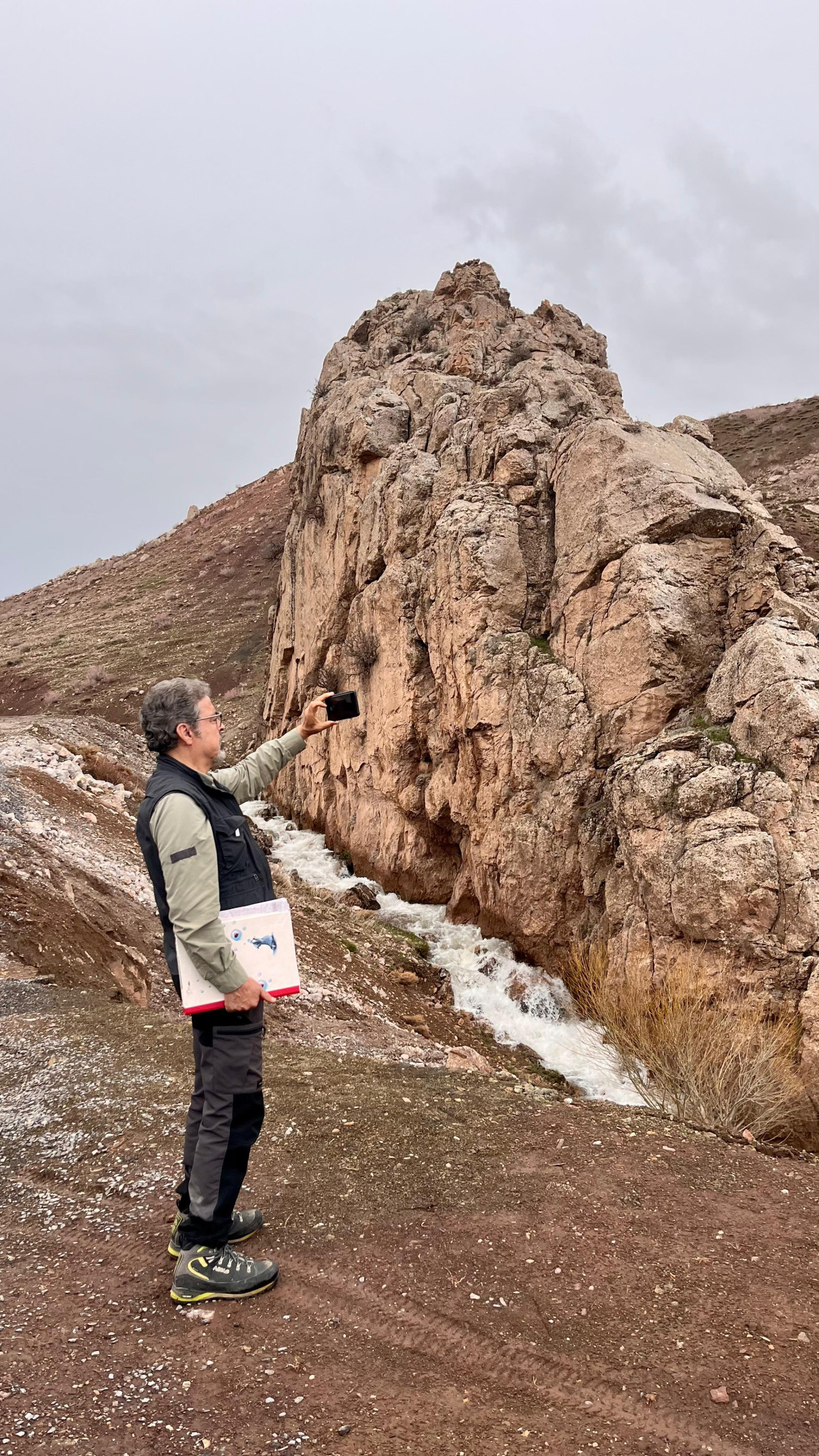 AFAD ve TÜBİTAK iş birliğiyle, Şirvan, Pervari arasındaki fay hattının geçmiş depremlerine ışık tutacak paleosismolojik çalışmalar başlatıldı