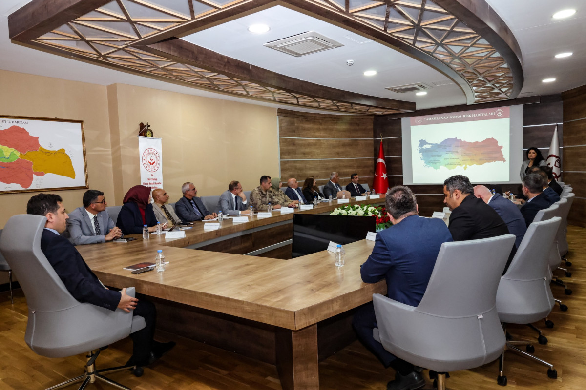 SİİRT’TE “SOSYAL RİSK HARİTALARI”, “AİLE REHBERİ” VE “ÇOCUKLAR GÜVENDE” SİSTEMLERİ TOPLANTISI GERÇEKLEŞTİRİLDİ