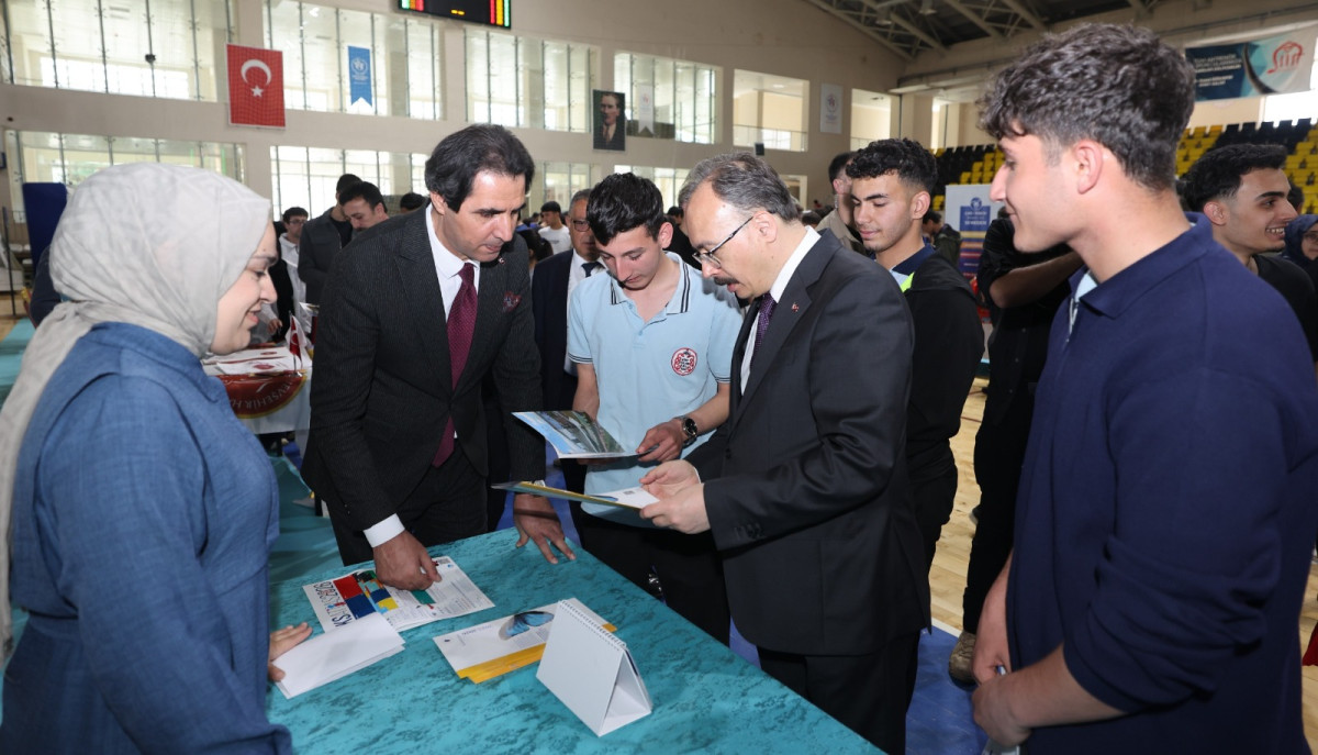 SİİRT’TE ÜNİVERSİTE TANITIM FUARI VE KARİYER GÜNÜ ETKİNLİĞİ DÜZENLENDİ