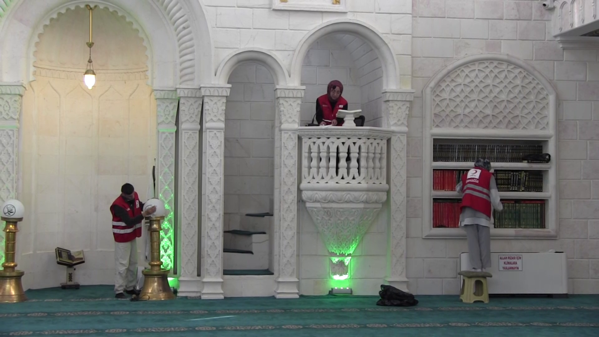 SİİRT GÖNÜLLÜ GENÇ KIZILAY ÜYELERİ CAMİLERDE TEMİZLİK ÇALIŞMALARI YAPIYOR
