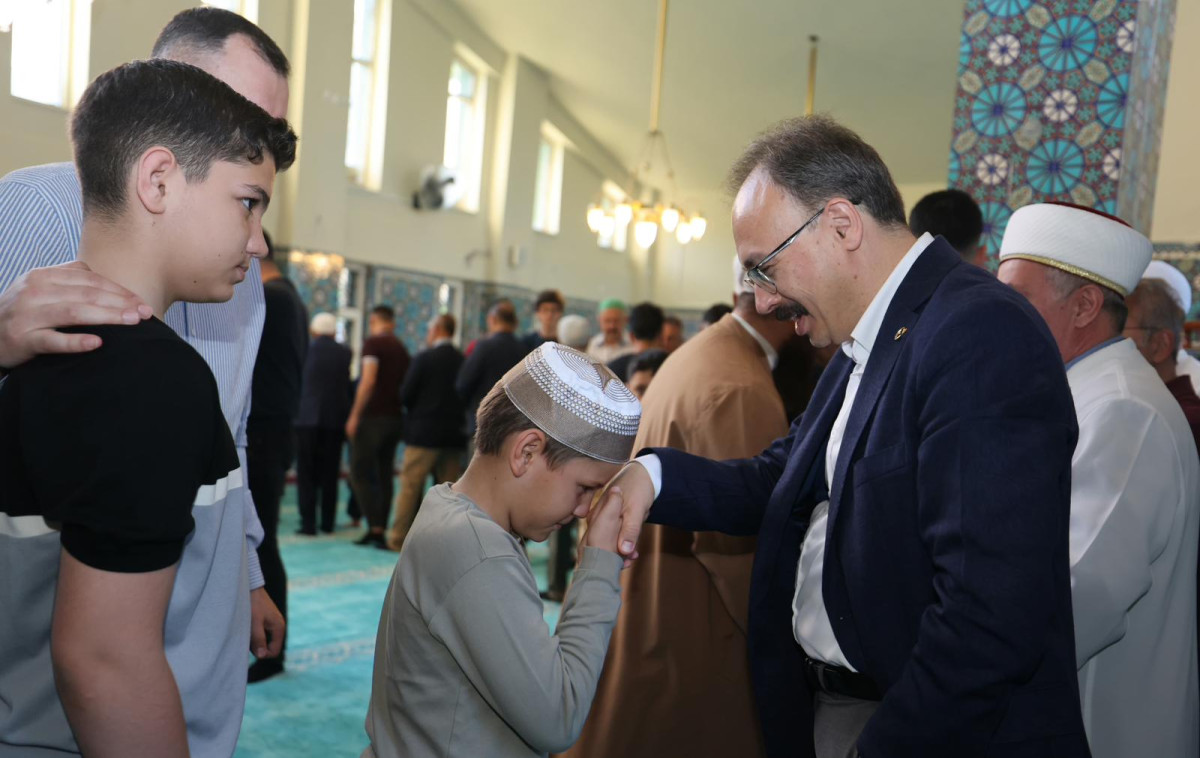 VALİ KIZILKAYA, BAYRAM NAMAZI SONRASINDA VATANDAŞLARLA BAYRAMLAŞTI