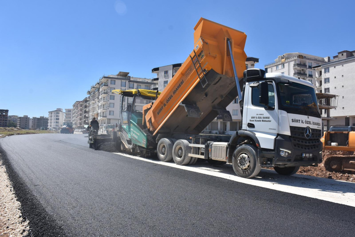 SİİRT'TE YENİ EĞİTİM VE ARAŞTIRMA HASTANESİ BAĞLANTI YOLUNDA ASFALT ÇALIŞMALARI SÜRÜYOR
