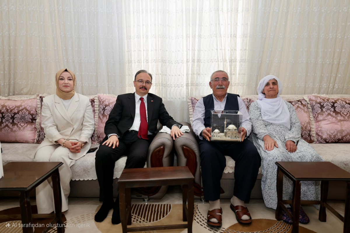 VALİ KIZILKAYA'DAN 51 YILLIK EVLİ ÇİFTE ANLAMLI ZİYARET 