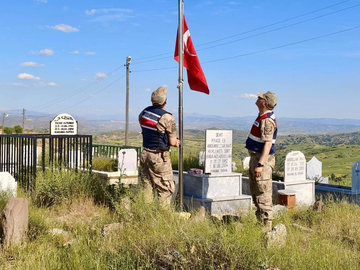 SİİRT'TE 196 ŞEHİT MEZARININ BAKIM VE ONARIMI YAPILDI, BAYRAKLARI YENİLENDİ