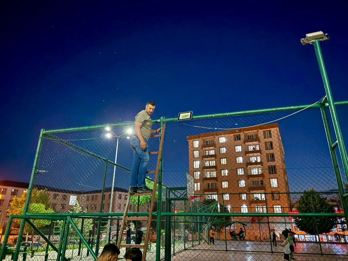 SİİRT'TE PARKLARIN AYDINLATMA SİSTEMLERİ YENİLENİYOR