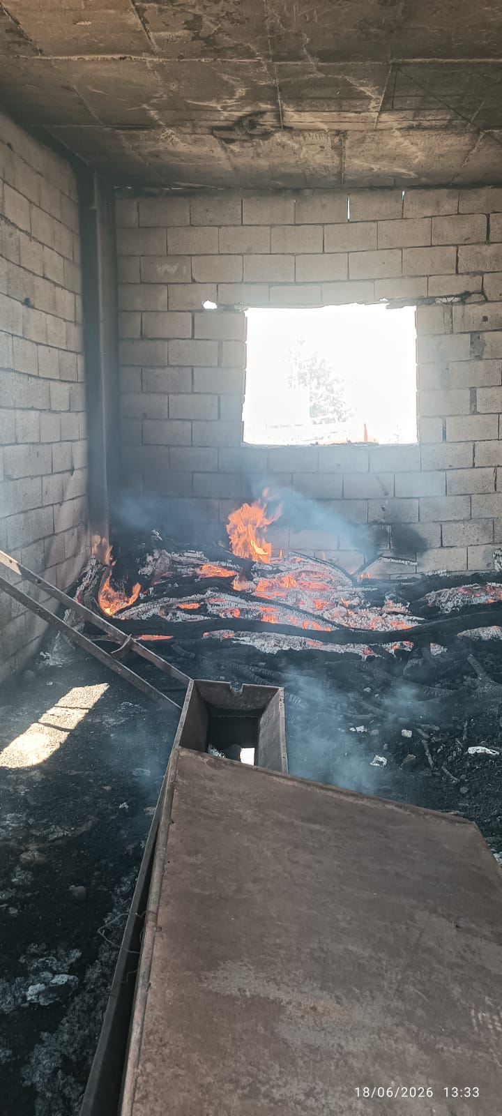  Siirt’te 2 katlı bir evin zemin katında ahıra çevrilen bölümde yangın çıktı. 