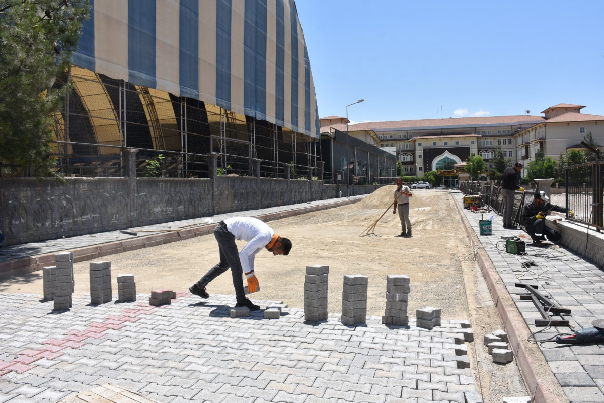 SİİRT BELEDİYESİ YOLLARI MODERNLEŞTİRME ÇALIŞMALARINI SÜRDÜRÜYOR