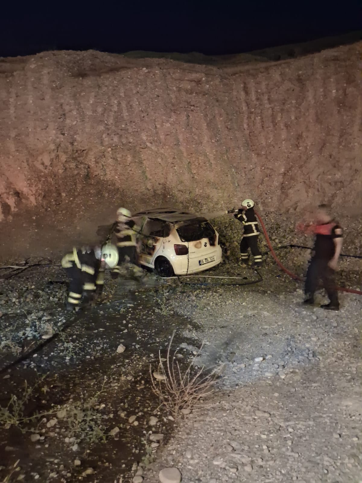 Siirt'te Otomobil Alev Topuna Döndü: İtfaiye Yangını Kontrol Altına Aldı