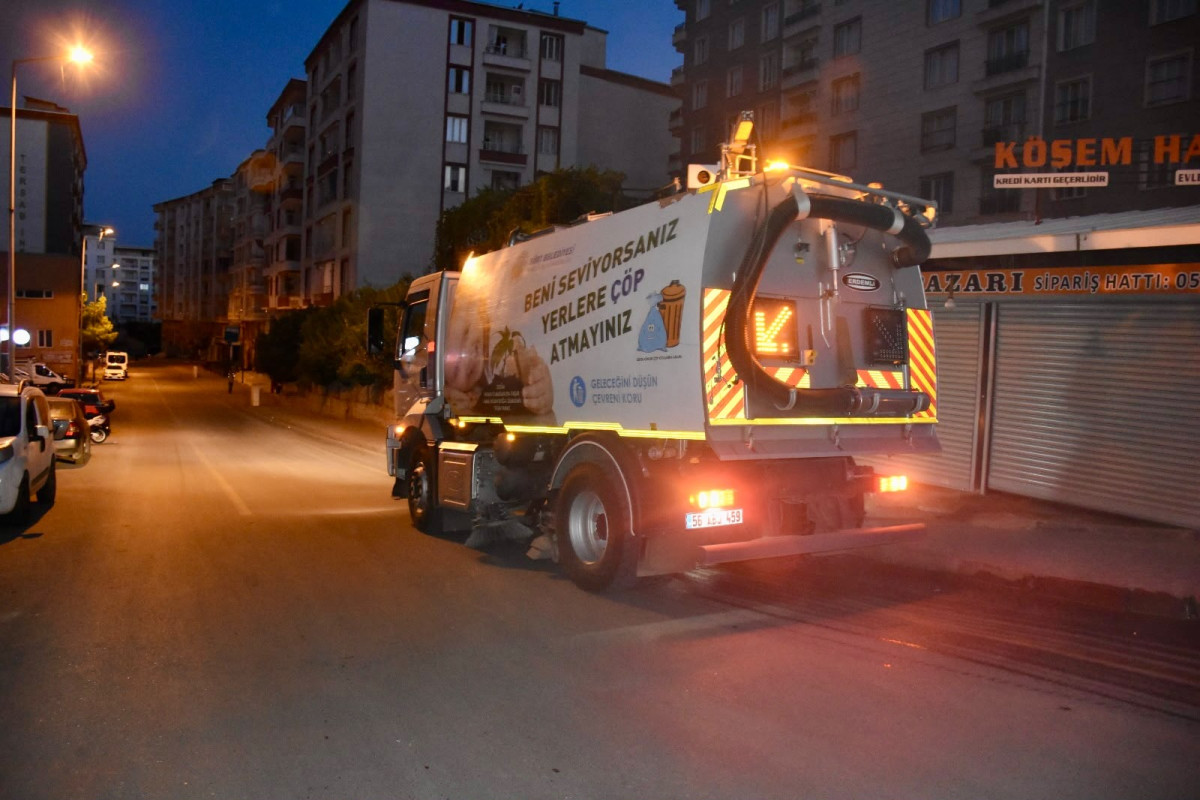 SİİRT BELEDİYESİ TEMİZLİK VE İLAÇLAMA ÇALIŞMALARINI GECE GÜNDÜZ SÜRDÜRÜYOR…!