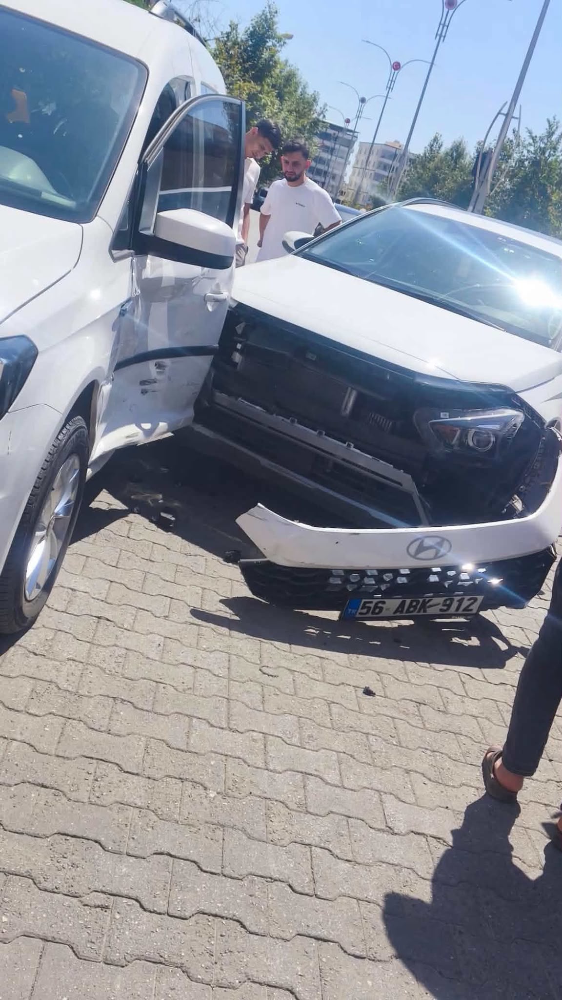 Siirt’te iki otomobilin çarpışması sonucu meydana gelen trafik kazasında araçlarda maddi hasar oluştu.