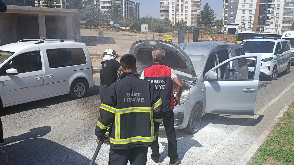Siirt'te Araç Yangını! İtfaiyeden Anında Müdahale