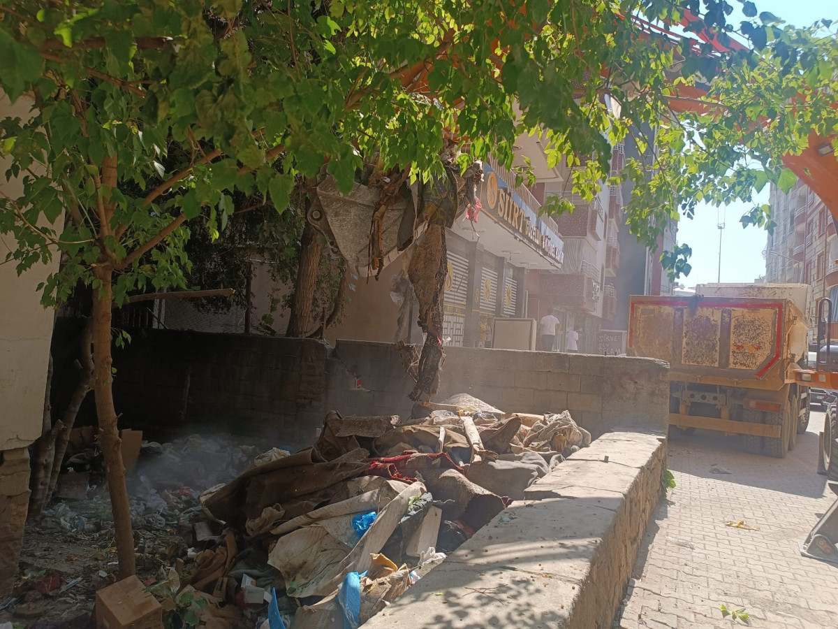 MAHALLELİ KOKUYA DAYANAMADI EVİ İHBAR ETTİ EVDEN İKİ KAMYON ÇÖP ÇIKTI KEPÇE YARDIMIYLA ÇÖPLER KALDIRILDI