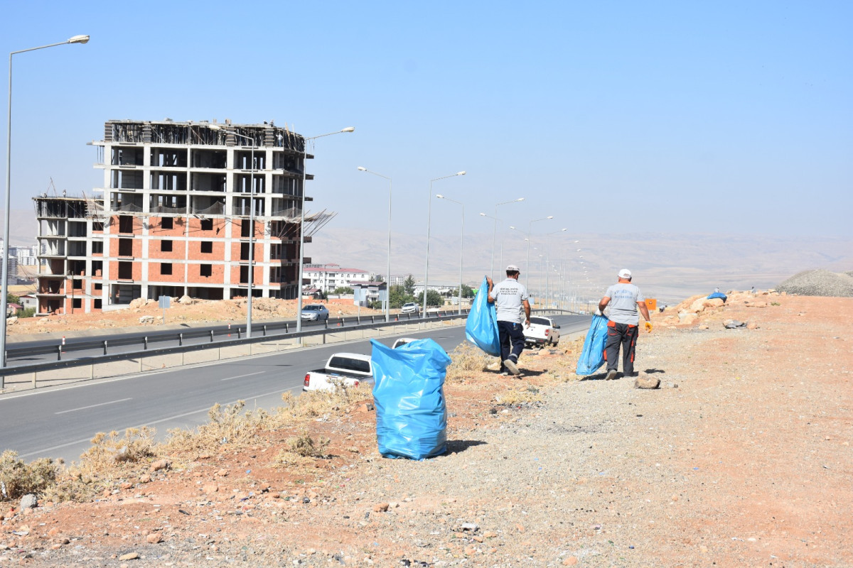 SİİRT BELEDİYESİ ÇEVRE YOLUNU ATIKLARDAN ARINDIRDI