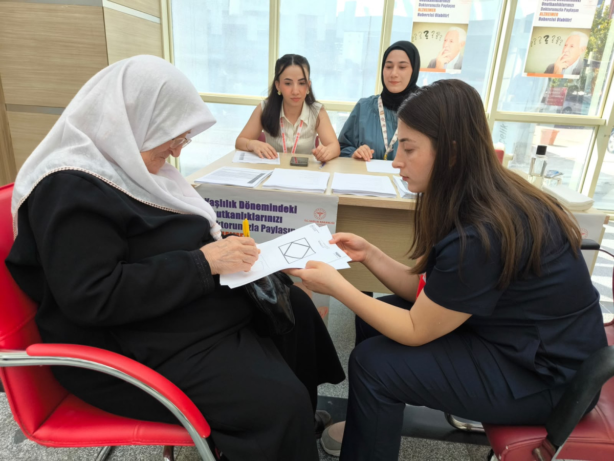 Siirt Eğitim ve Araştırma Hastanesinde Dünya Alzheimer Ayı kapsamında farkındalık standı açıldı