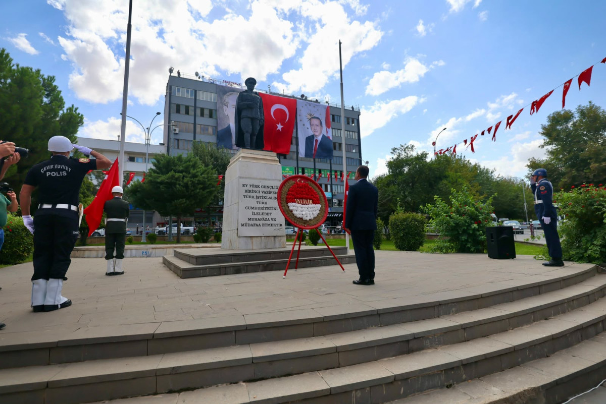 Gaziler Günü nedeniyle Siirt Valiliğince hazırlanan anma programı çerçevesinde; ilk tören Cumhuriyet Meydanı Atatürk Anıtında yapıldı.
