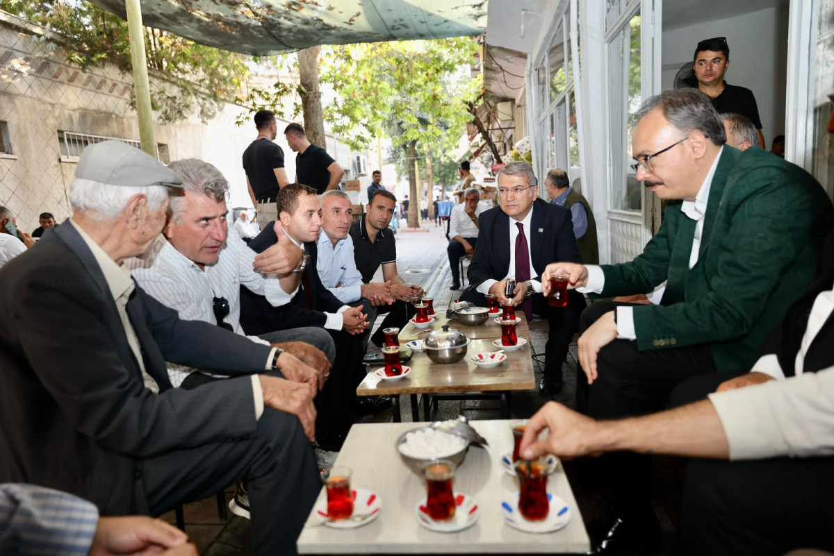 Siirt Valisi Kızılkaya, Cumhuriyet Caddesi'nde Esnaf ve Vatandaşlarla Bir Araya Geldi.