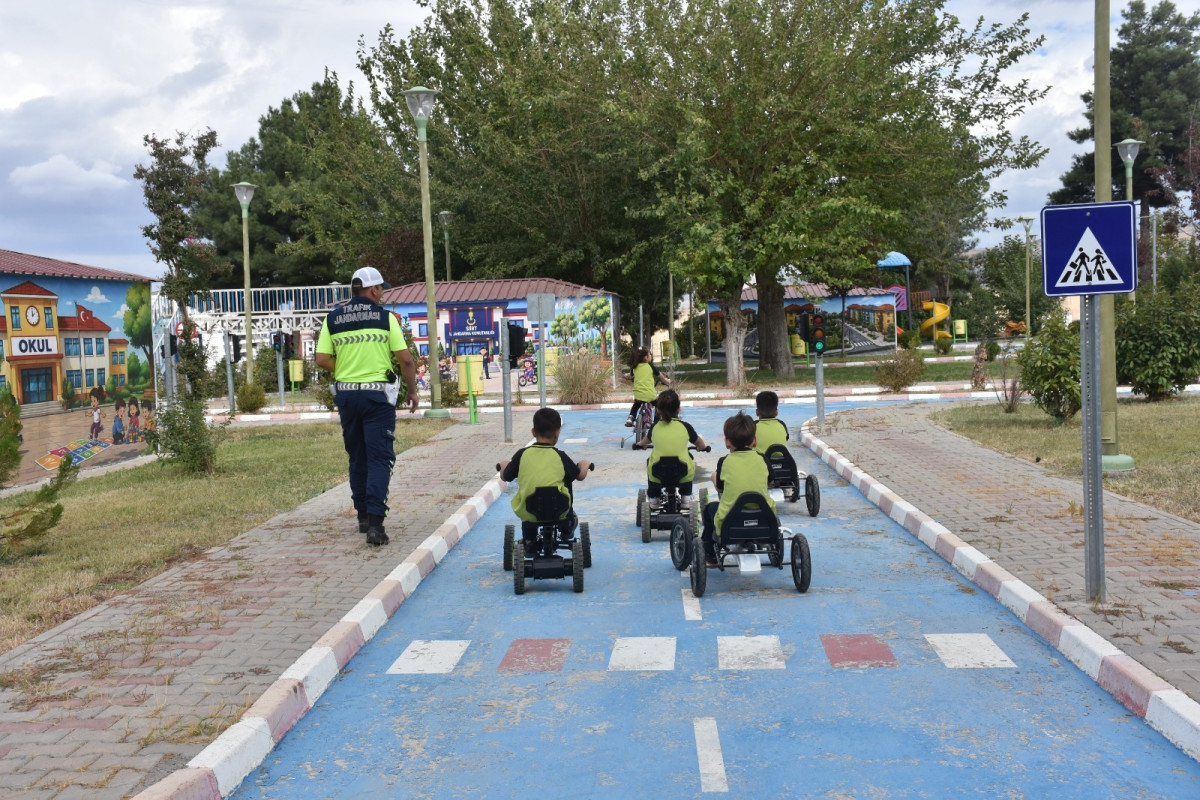 SİİRT’TE ÇOCUKLARA TRAFİK GÜVENLİĞİ EĞİTİMİ