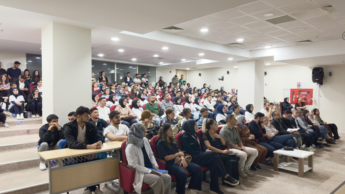 Siirt Eğitim ve Araştırma Hastanesi’nde staja başlayan öğrencilerin hastane işleyişine ve çalışma ortamına uyum sağlamaları amacıyla İş Sağlığı ve Güvenliği (İSG) Eğitimi, verildi