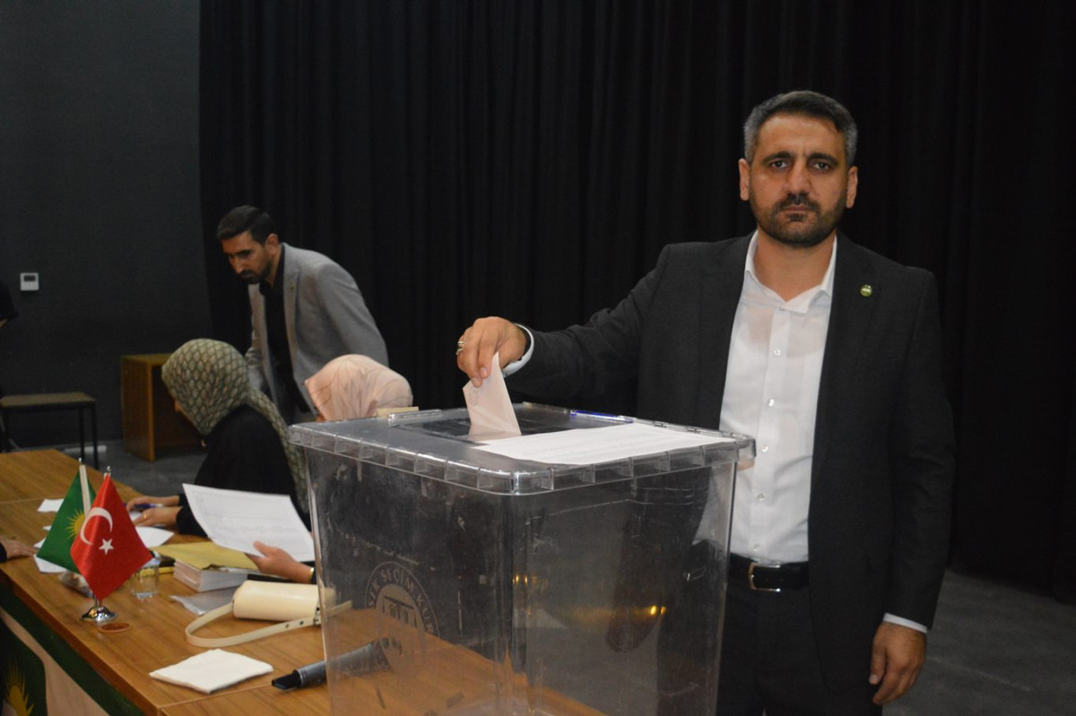 HÜDA PAR Sözcüsü ve Batman Milletvekili Serkan Ramanlı, Siirt’te partisinin 5’inci Olağan İl Kongresi’nde yaptığı konuşmada, adalet, eşitlik ve hizmet vurgusu yaptı