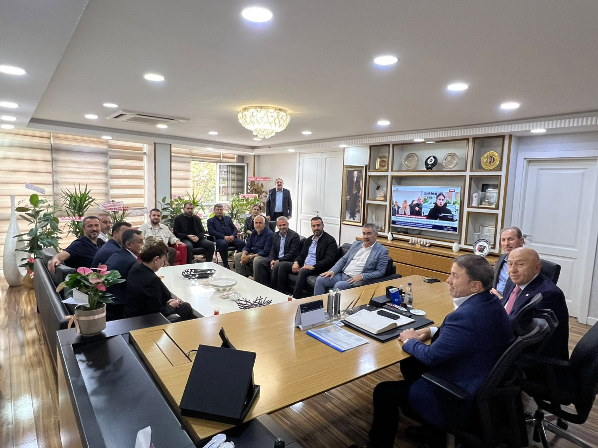 BAŞKAN KUZU, SİİRTLİ MÜTEAHHİTLERİ NİHAT ÖZDEMİR İLE BULUŞTURDU