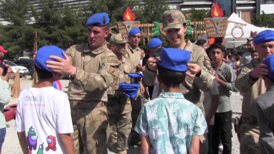 Siirt’te jandarma  düzenlediği yarışmada yarışan öğrencilere madalya yerine komando beresi verdi 